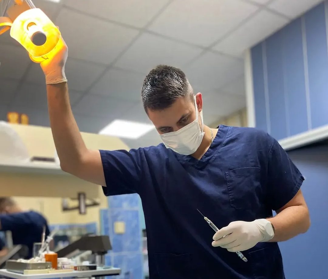 Dr Damjan Vukmirović tokom intervencije u ordinaciji SUPERDENT