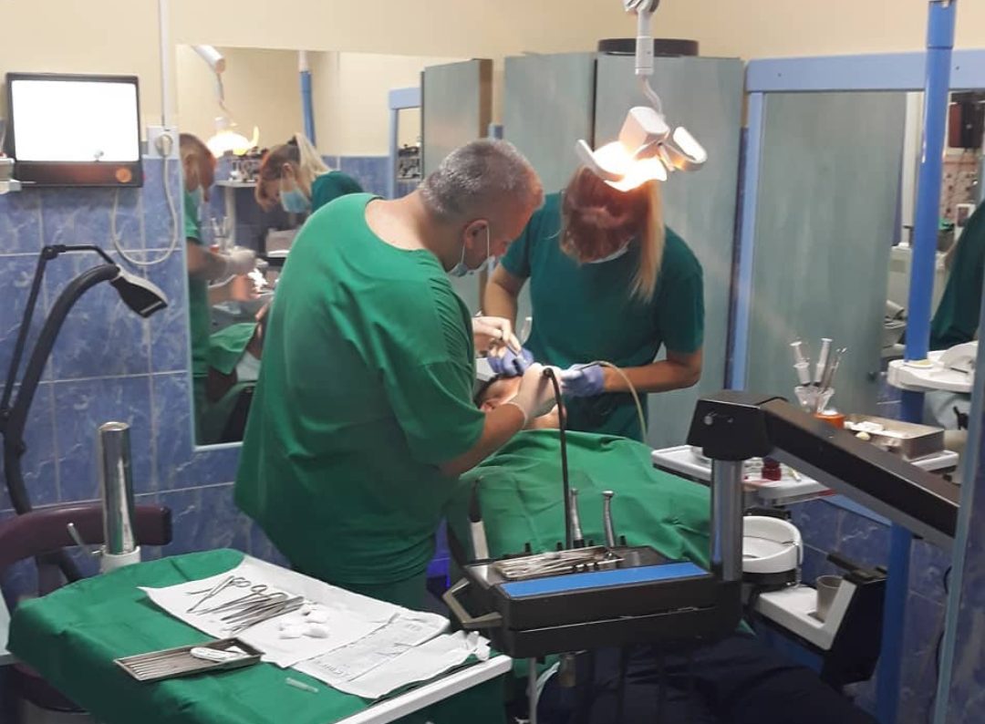 Dr Dejan Vukmirović tokom oralno-hirurške intervencije u ordinaciji SUPERDENT